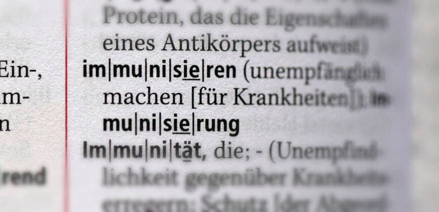 04 05 2021, Symbolic image, Entry of the term immunize in the German Duden for spelling, 04 05 2021, Duden 04 05 2021, Duden