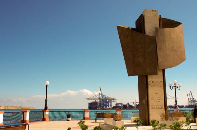 Birzebbuga (Malta) : War memorial built at the end of the Cold War in 1989. Birzebbuga (Malta) : CMA-CGM container terminal in Malta Freeport on Malta island. This is the third European transhipment port. In the foreground, a memorial built in 1989 which marks the end of the cold war. It was built on the place where G.W.Bush and Mickhail Gorbatchev had met. *** Local Caption ***  Copyright: xFourmy Andiax 209420
