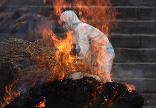 News Bilder des Tages May 4, 2021, Kathmandu, NE, Nepal: A Covid-19 victim is cremated on the bank of the Bagmati river at Pashupati, Kathmandu, Nepal, May 4, 2021. According to the Ministry of Health and Population, 55 people died of Covidâ€19 in the last 24 hours whereas more than 7,000 new cases were recorded across the country. Kathmandu Nepal - ZUMAd164 20210504_zip_d164_002 Copyright: xAryanxDhimalx