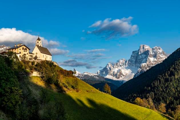 Kirche von Colle Santa Lucia mit Gipfel des Monte Pelmo im Hintergrund, Colle Santa Lucia, Val Fiorentina, Dolomiten Italien *** Church of Colle Santa Lucia with peak of Monte Pelmo in the background, Colle Santa Lucia, Val Fiorentina, Dolomites Italy Copyright: imageBROKER/RobertxSeitz ibxsei06718905.jpg