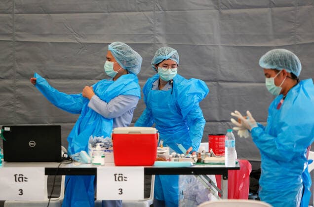 May 4, 2021, Bangkok, Thailand: Health workers gear up before administering doses of CoronaVac vaccine to people..Thailand s Covid-19 death toll surpassed 300 on Tuesday, as 27 deaths and 1,763 new cases were added, bringing the toll to 303 fatalities and 72,788 cases. Bangkok Thailand - ZUMAs197 20210504_zaa_s197_046 Copyright: xChaiwatxSubprasomx