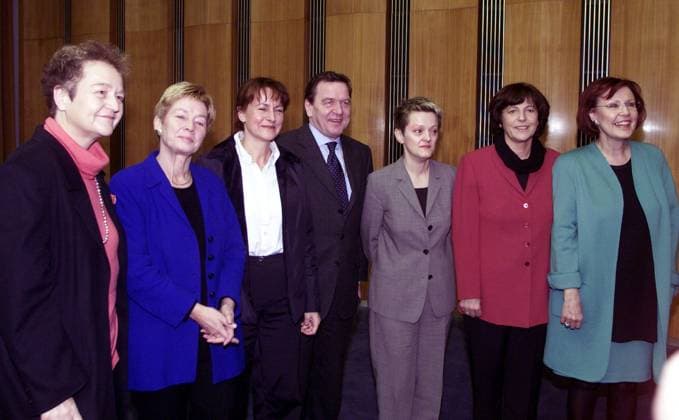 Bundesministerinnen in der Rot-Grünen Regierung Bundeskanzler Gerhard Schröder mit seinen Ministerinnen, v.l.n.r Herta Däubler-Gmelin. Christine Bergmann, Edelgard Buhlmahn , Renate Künast, Ulla Schmidt und Heidemarie Wieczorek-Zeul, vor Beginn einer Kabinettssitzung, Berlin den 24.01.2001, Berlin Deutschland *** Federal Ministers in the Red-Green Government Chancellor Gerhard Schröder with his ministers, from left to right Herta Däubler Gmelin Christine Bergmann, Edelgard Buhlmahn , Renate Künast, Ulla Schmidt and Heidemarie Wieczorek Zeul, before the beginning of a cabinet meeting, Berlin the 24 01 2001, Berlin Germany