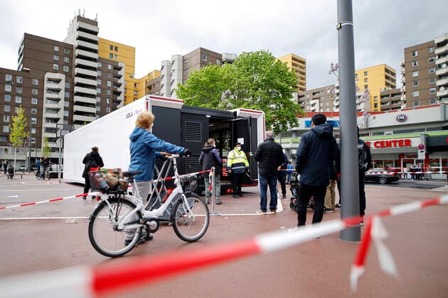 The city of Cologne begins to vaccinate people in districts with a particularly high incidence, so-called high-incidence areas In Chorweiler, Corona vaccination teams are therefore on the road A vaccination bus is also used Cologne, 04 05 2021 Foto:xC.xHardtx xFuturexImage