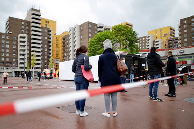 The city of Cologne begins to vaccinate people in districts with a particularly high incidence, so-called high-incidence areas In Chorweiler, Corona vaccination teams are therefore on the road A vaccination bus is also used Cologne, 04 05 2021 Foto:xC.xHardtx xFuturexImage