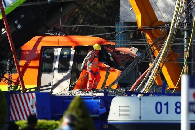 MEXICO CITY (MEXICO), 05 04 2021.- A member of emergencies work in the collapse of the subway in Mexico City, Mexico, 04 March 2021. At least 23 people died and another 79 were injured when a bridge on the elevated track of line 12 of the Mexico City Metro between Olivos and Tezonco station collapsed on Monday night, on which a train with several wagons circulated. EFE Sashenka Gutierrez At least 23 dead and 79 injured when a subway collapsed in Mexico City !ACHTUNG: NUR REDAKTIONELLE NUTZUNG!  Copyright: xSashenkaxGutierrezx MEX889 20210504-637557457869015676