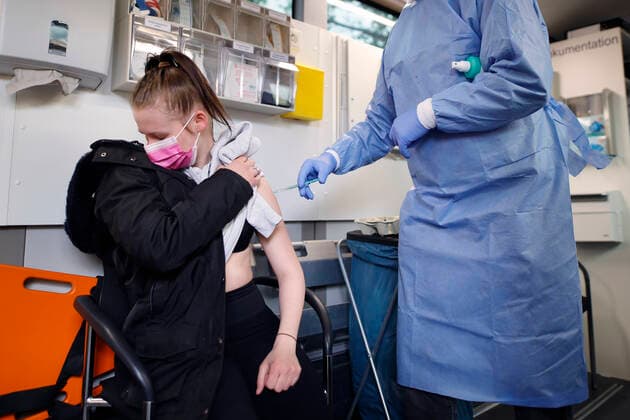 The city of Cologne begins to vaccinate people in districts with a particularly high incidence, so-called high-incidence areas In Chorweiler, Corona vaccination teams are therefore on the road A vaccination bus is also used Cologne, 04 05 2021 Foto:xC.xHardtx xFuturexImage