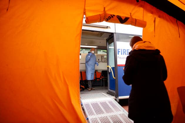 The city of Cologne begins to vaccinate people in districts with a particularly high incidence, so-called high-incidence areas In Chorweiler, Corona vaccination teams are therefore on the road A vaccination bus is also used Cologne, 04 05 2021 Foto:xC.xHardtx xFuturexImage