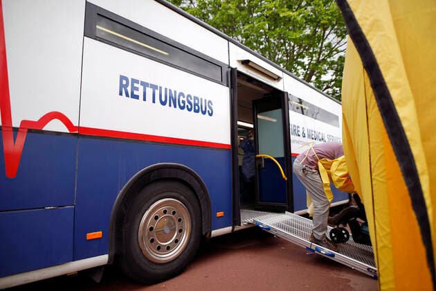 The city of Cologne begins to vaccinate people in districts with a particularly high incidence, so-called high-incidence areas In Chorweiler, Corona vaccination teams are therefore on the road A vaccination bus is also used Cologne, 04 05 2021 Foto:xC.xHardtx xFuturexImage