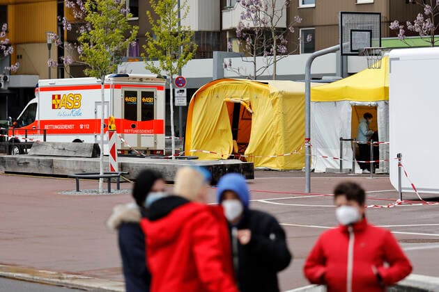 The city of Cologne begins to vaccinate people in districts with a particularly high incidence, so-called high-incidence areas In Chorweiler, Corona vaccination teams are therefore on the road A vaccination bus is also used Cologne, 04 05 2021 Foto:xC.xHardtx xFuturexImage