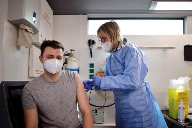 The city of Cologne begins to vaccinate people in districts with a particularly high incidence, so-called high-incidence areas In Chorweiler, Corona vaccination teams are therefore on the road A vaccination bus is also used Cologne, 04 05 2021 Foto:xC.xHardtx xFuturexImage