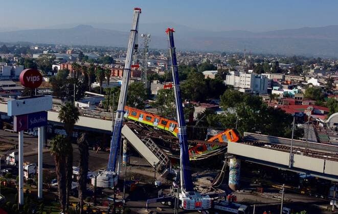 MEXICO CITY (MEXICO), 05 04 2021.- Aerial view made with a drone that shows the collapse of the subway in Mexico City, Mexico, 04 March 2021. At least 23 people died and another 79 were injured when a bridge on the elevated track of line 12 of the Mexico City Metro between Olivos and Tezonco station collapsed on Monday night, on which a train with several wagons circulated. EFE Sashenka Gutierrez At least 23 dead and 79 injured when a subway collapsed in Mexico City !ACHTUNG: NUR REDAKTIONELLE NUTZUNG!  Copyright: xSashenkaxGutierrezx MEX896 20210504-637557462414845829