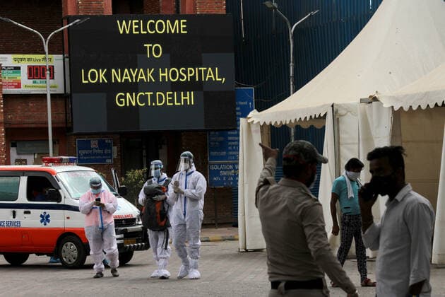 Corona Virus Outbreak In India Members of Sahaay foundation, covered in PPE kits, distribute food packets to the frontline workers outside the casualty block of the Lok Nayak Jai Prakash Narayan Hospital (LNJP), one of the largest facilities for coronavirus disease (Covid-19) patients, in New Delhi, India on May 4, 2021. India recorded over 3.57 lakh new covid-19 cases in the 24 hours, taking the total infections past the 2 crore mark. With 3,449 deaths, the toll is now over 2.22 lakh. New Delhi India makhija-notitle210504_npbYu  Copyright: xMayankxMakhijax