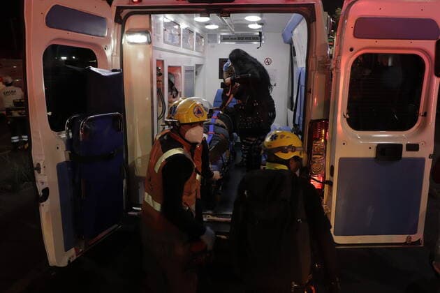 Collapse Of Line 12 Subway Structure In Mexico City, 20 People Dead And More Than 70 Injured Paramedics transfer an injured person on a stretcher to be taken to a hospital after the collapse of a structure on Line 12 Metro in Mexico City between Tezonco and Olivos stations, where 20 people died and more than 70 were injured. The causes of the accident are still unknown. Mexico City Mexico vieyra-notitle210504_npSCI  Copyright: xGerardoxVieyrax