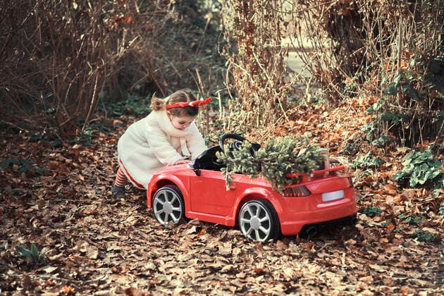 A girl in a christmas outfit in her red car Valladolid, CL, Spain CR_AIZCWA210504-737882-01 ,model released, Symbolfoto