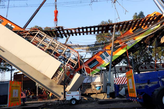 Mexico City Subway Overpass Collapses, Killing 23 Persons A member of rescue squad is seen during the rescue the bodies of the victims where Mexico City subway olivos station overpass collapsed, killing 23 and injuring at least 79 On May 4, 2021 in Mexico City, Mexico. Mexico City Mexico group-mexicoci210504_npenW  Copyright: xEyepixx