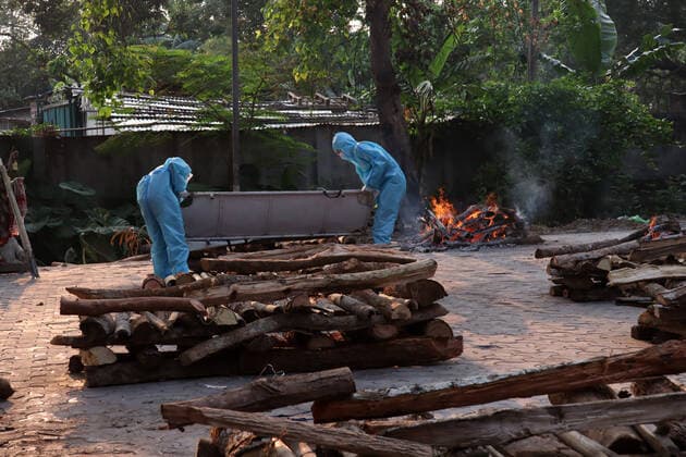 Coronavirus Outbreak In India Municipality worker wearing PPE kit performing last rites who died of the COVID-19 coronavirus disease at a crematorium, in Guwahati, India on 02 May 2021. Guwahati India talukdar-notitle210502_np2a3  Copyright: xDavidxTalukdarx
