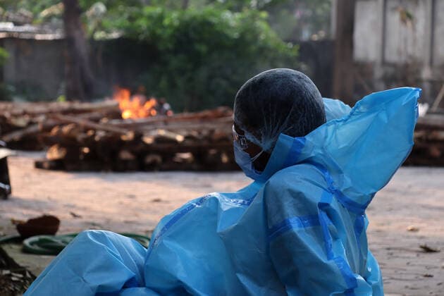 Coronavirus Outbreak In India Municipality worker wearing PPE kit performing last rites who died of the COVID-19 coronavirus disease at a crematorium, in Guwahati, India on 02 May 2021. Guwahati India talukdar-notitle210502_npixn  Copyright: xDavidxTalukdarx