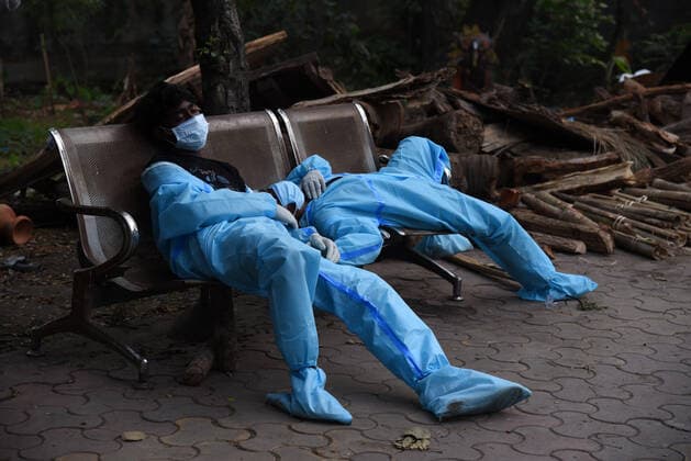 News Bilder des Tages Coronavirus Outbreak In India Municipality workers exhausted and tired carrying deadbodies, who died from COVID-19 coronavirus disease, at a crematorium, in Guwahati, India on 02 May 2021. Guwahati India talukdar-notitle210502_npR7B  Copyright: xDavidxTalukdarx