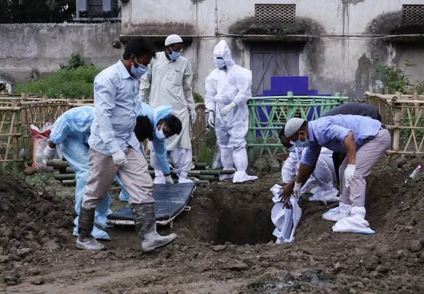 Coronavirus Outbreak In India Family members with municipal workers bury a body of a person who died of COVID-19 coronavirus, at a graveyard in Guwahati, India on Monday, 03 May 2021. Guwahati India talukdar-notitle210503_npGNw  Copyright: xDavidxTalukdarx