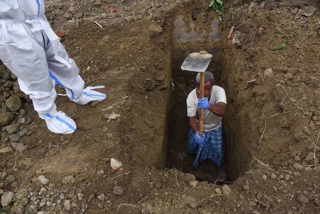 Coronavirus Outbreak In India A man digs to bury a person who died from COVID-19 coronavirus, at a graveyard in Guwahati, India on Monday, 03 May 2021. Guwahati India talukdar-notitle210503_npj2A  Copyright: xDavidxTalukdarx
