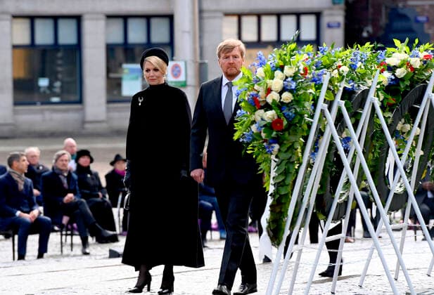 Bilder des Jahres 2021, Entertainment 05 Mai Entertainment Themen der Woche KW18 Entertainment Bilder des Tages 04-05-2021 Amsterdam Queen Maxima and King Willem-Alexander at the wearth laying ceremony (Dodenherdenking) at the WWII memorial at the monument op de Dam in Amsterdam. Â  Copyright: xPPEx