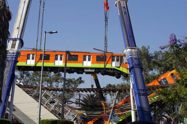 Firefighters Remove Of Two Collapsed Wagons Of The Overpass Metro MEXICO CITY, MEXICO - MAY 4: Firefighters during the remove a wagon of line 12 overpass subway that collapsed, killing 23 and injuring at least 79, occurred at 10:25 pm Monday, May 3 . biggest tragedy in the city since the 2017 earthquake. on May 4, 2021 in Mexico City, Mexico. Copyright: xJulianxLopezx EYEPIXGROUP_JL_04052021_6536
