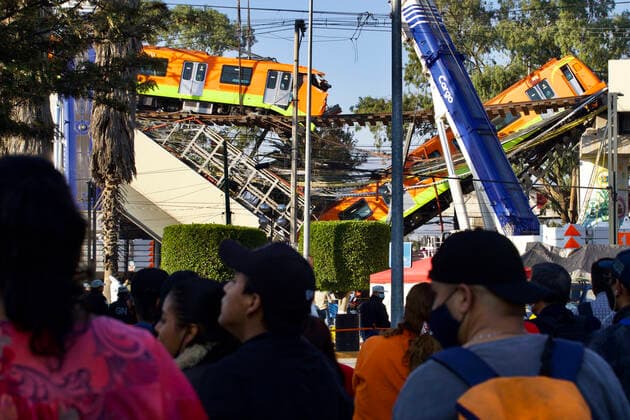 Firefighters Remove Of Two Collapsed Wagons Of The Overpass Metro MEXICO CITY, MEXICO - MAY 4: Citizens during the remove a wagon of line 12 overpass subway that collapsed, killing 23 and injuring at least 79, occurred at 10:25 pm Monday, May 3 . biggest tragedy in the city since the 2017 earthquake. on May 4, 2021 in Mexico City, Mexico. Copyright: xJulianxLopezx EYEPIXGROUP_JL_04052021_6527