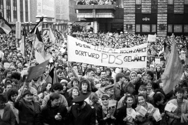 Wahlkampf mit PDS-Mann Gregor Gysi 1990 in Rostock Szene aus dem Rostocker Wahlkampf zur ersten frei zu wählenden Volkskammer der DDR im März 1990. Gregor Gysi, Vorsitzender der PDS, bringt die Massen der Parteibasis und die Anhängerschaft jubelnd auf die Beine. Aber nicht alle Rostocker standen hinter dem PDS-Mann. Rostock Mecklenburg-Vorpommern Deutschland *** Election campaign with PDS man Gregor Gysi 1990 in Rostock Scene from the Rostock election campaign for the first freely electable Volkskammer of the GDR in March 1990 Gregor Gysi, chairman of the PDS, brings the masses of the party base and supporters cheering to their feet But not all Rostockers were behind the PDS man Rostock Mecklenburg Western Pomerania Germany
