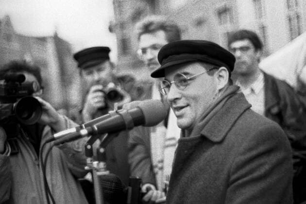 PDS-Mann Gregor Gysi 1990 im Wahlkampf-Modus in Rostock Szene aus dem Rostocker Wahlkampf zur ersten frei zu wählenden Volkskammer der DDR im März 1990. Gregor Gysi, Vorsitzender der PDS, bringt die Massen der Parteibasis und die Anhängerschaft jubelnd auf die Beine. Aber nicht alle Rostocker standen hinter dem PDS-Mann. Rostock Mecklenburg-Vorpommern Deutschland *** PDS man Gregor Gysi 1990 in election campaign mode in Rostock Scene from the Rostock election campaign for the first freely electable Volkskammer of the GDR in March 1990 Gregor Gysi, chairman of the PDS, brings the masses of the party base and supporters to their feet cheering But not all Rostockers were behind the PDS man Rostock Mecklenburg Western Pomerania Germany