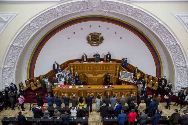 Bilder des Jahres 2021, News 05 Mai News Themen der Woche KW18 News Bilder des Tages The main and alternate rectors of the National Electoral Council (CNE) raise their right hand in the debate chamber of the Federal Legislative Palace of the Assembly, to be sworn in to their new positions in Caracas, Venezuela, 04 May 2021. The authorities of the National Electoral Council (CNE) of Venezuela were renewed this Tuesday by the country s Parliament with the same formula of more than fifteen years ago, because, of the five new faces, three have had a direct and open relationship with Chavismo and two with the opposition. The Venezuelan electoral body, with new faces and the same formula !ACHTUNG: NUR REDAKTIONELLE NUTZUNG!  Copyright: xMiguelxGutiérrezx AME5156 20210505-637557821741840718