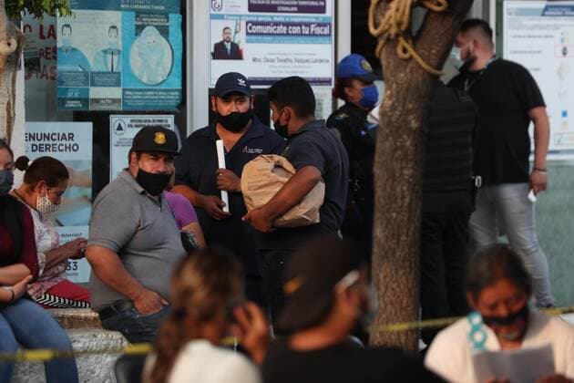 Relatives of those killed during the collapse of two subway cars on line 12 await the delivery of the bodies of the victims in Mexico City, Mexico, 04 May 2021. Dozens of people spent the day at the doors of the forensic offices of the Mexico City Prosecutor s Office in Iztapalapa, east of the capital, waiting to receive the worst news: that their missing relative was one of the 24 dead in the accident. EFE Mario Guzmán Families demand justice when identifying the dead in the Mexico subway !ACHTUNG: NUR REDAKTIONELLE NUTZUNG!  Copyright: xMarioxGuzmánx MEX966 20210505-637557853328204141