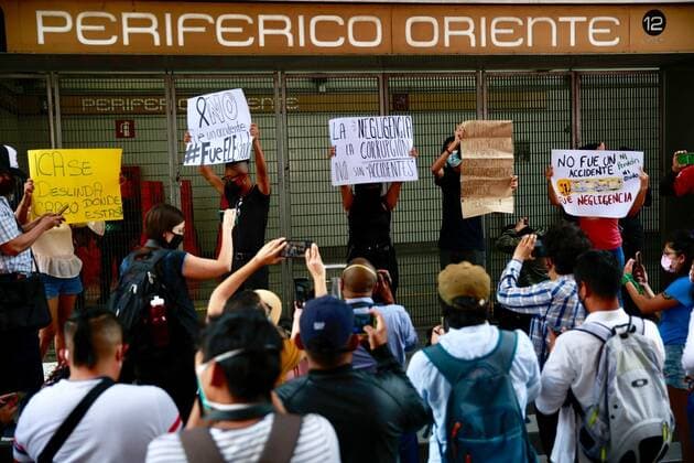 Feminist activists demonstrate for what they consider negligence in the collapse last night of two subway cars and their structure on line 12, in Mexico City, Mexico, 04 May 2021. EFE Carlos Ramírez Feminist activists demonstrate for negligence in Mexico subway accident !ACHTUNG: NUR REDAKTIONELLE NUTZUNG!  Copyright: xCarlosxRamírezx MEX956 20210505-637557883196637763