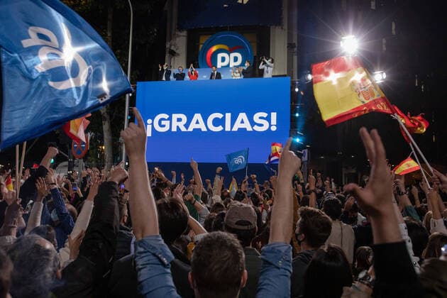 Bilder des Jahres 2021, News 05 Mai News Themen der Woche KW18 News Bilder des Tages May 4, 2021, Madrid, Spain: People s Party (PP) candidate Isabel Diaz Ayuso speaks outside the party headquarters next to other party members in Madrid while people celebrate after the Madrid regional elections. With more than 50 percent of the votes counted the candidate Isabel Diaz Ayuso is nearly to win the election for the presidency of the community of Madrid. Madrid Spain - ZUMAs197 20210504_zaa_s197_150 Copyright: xGuillermoxGutierrezx