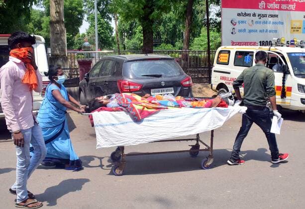 May 5, 2021, Prayagraj, Uttar Pradesh, India: Prayagraj: Family members and medical workers shift a COVID19 patient to Swaroop Rani Neharu Hospital in Prayagraj on Wednesday, May 05, 2021. Prayagraj India - ZUMAv115 20210505_zap_v115_006 Copyright: xPrabhatxKumarxVermax