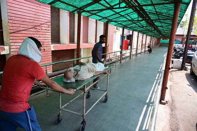 May 5, 2021, Prayagraj, Uttar Pradesh, India: Prayagraj: Family members and medical workers shift a COVID19 patient to Swaroop Rani Neharu Hospital in Prayagraj on Wednesday, May 05, 2021. Prayagraj India - ZUMAv115 20210505_zap_v115_008 Copyright: xPrabhatxKumarxVermax