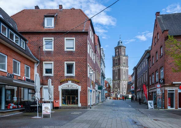 Coesfeld, North Rhine Westphalia, Germany Pedestrian zone in times of Corona pandemic, district of Coesfeld starts as model region in NRW with relaxations, here shopping is possible again without prior appointment, behind church St Lamberti Coesfeld North Rhine Westphalia Germany
