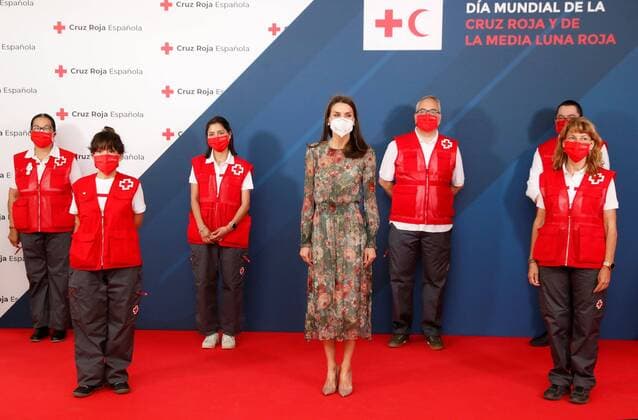 Bilder des Jahres 2021, Entertainment 05 Mai Entertainment Themen der Woche KW18 Queen Letizia of Spain (C) poses with volunteers during an event held on occasion of the World Red Cross and Red Crescent Day under the motto From Society for Society in Madrid, Spain, 05 May 2021. World Red Cross and Red Crescent Day !ACHTUNG: NUR REDAKTIONELLE NUTZUNG!  Copyright: xJuanxCarlosxHidalgox GRAF9653 20210505-637558135070919986
