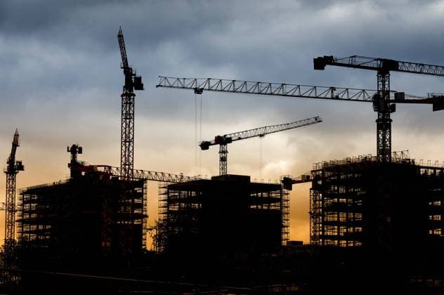 Berlin - Deutschland.Silhouetten von Kränen auf einer Baustelle mit Rohbauten. *** Berlin Germany silhouettes of cranes on a construction site with carcasses