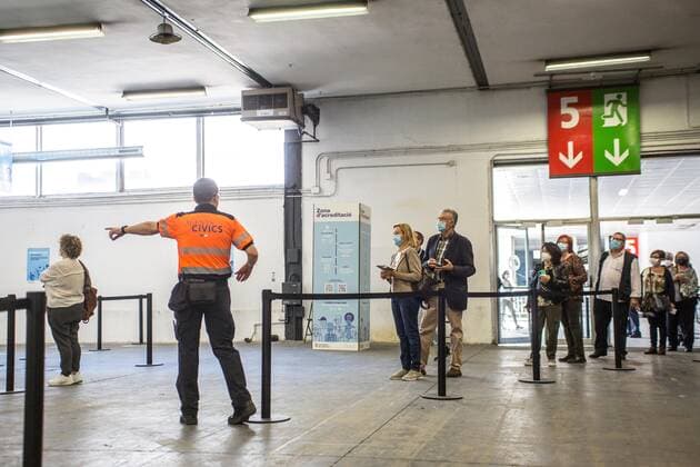 May 5, 2021, Barcelona, Catalonia, Spain: People are seen queuing to get vaccinated.To accelerate the vaccination of COVID-19 and decongest primary care centers, the Barcelona s trade fair institution, Fira Barcelona, has become, since April 30, a mass vaccination center. It is the first in all of Catalonia, with the capacity to administer up to 120,000 vaccines a week. This space is added to the fifty municipal spaces enabled by the Barcelona City Council as COVID-19 vaccination spaces. Barcelona Spain - ZUMAd159 20210505_zia_d159_004 Copyright: xThiagoxPrudenciox