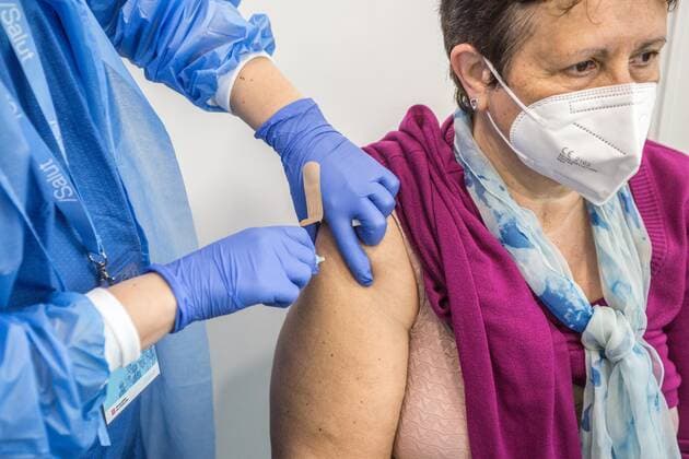 May 5, 2021, Barcelona, Catalonia, Spain: Woman is seen being vaccinated..To accelerate the vaccination of COVID-19 and decongest primary care centers, the Barcelona s trade fair institution, Fira Barcelona, has become, since April 30, a mass vaccination center. It is the first in all of Catalonia, with the capacity to administer up to 120,000 vaccines a week. This space is added to the fifty municipal spaces enabled by the Barcelona City Council as COVID-19 vaccination spaces. Barcelona Spain - ZUMAd159 20210505_zia_d159_020 Copyright: xThiagoxPrudenciox