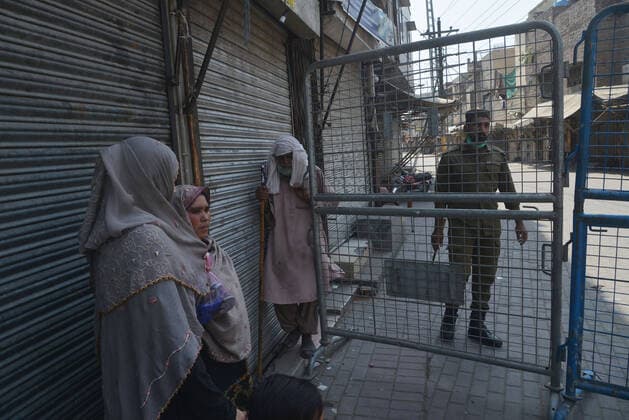 Pakistan: Police personnel stand guard to avoid Public gathering as on the violation of covid-19 Pakistani police personnel is stand guard to avoid Public gathering as on the violation of Corona Virus SOPs the Baghbanpura Market and Pakistani Market is sealed to prevent the spread of COVID-19 in Provincial Capital city Lahore. Lahore Punjab Pakistan Copyright: RanaxSajidxHussain