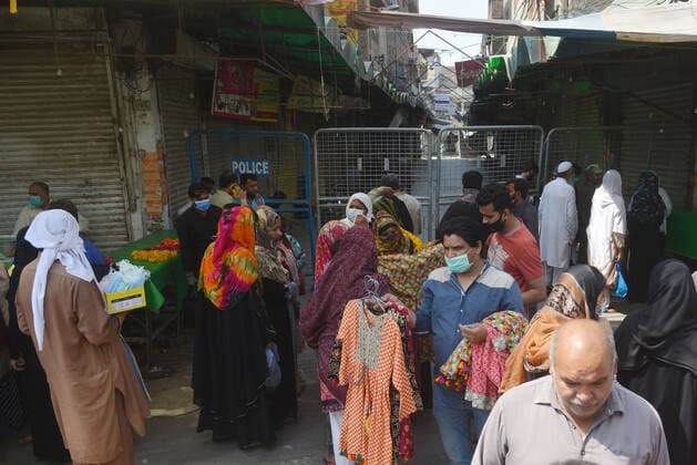 Pakistan: Police personnel stand guard to avoid Public gathering as on the violation of covid-19 Pakistani police personnel is stand guard to avoid Public gathering as on the violation of Corona Virus SOPs the Baghbanpura Market and Pakistani Market is sealed to prevent the spread of COVID-19 in Provincial Capital city Lahore. Lahore Punjab Pakistan Copyright: RanaxSajidxHussain