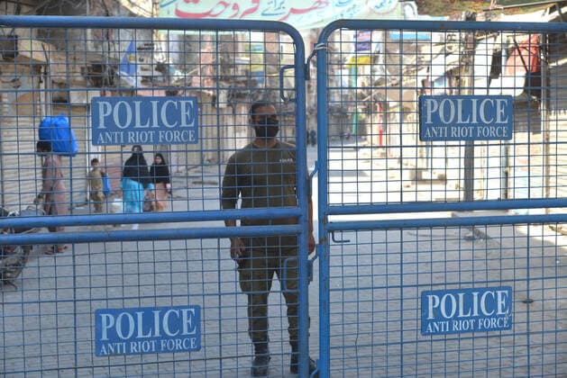 Pakistan: Police personnel stand guard to avoid Public gathering as on the violation of covid-19 Pakistani police personnel is stand guard to avoid Public gathering as on the violation of Corona Virus SOPs the Baghbanpura Market and Pakistani Market is sealed to prevent the spread of COVID-19 in Provincial Capital city Lahore. Lahore Punjab Pakistan Copyright: RanaxSajidxHussain