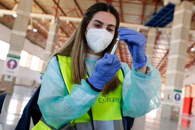 Mass Covid-19 vaccination continues in Granada, Spain. A nurse prepares a Comirnaty (Pfizer-BioNTech) vaccine during the mass covid-19 vaccination campaign with the Astrazenaca and Comirnaty (Pfizer-BioNTech) vaccine on May 05, 2021 in Granada, Spain. Granada Granada Spain camaramartinez-masscovi210505_npA3r  Copyright: xÃlexxCamarax
