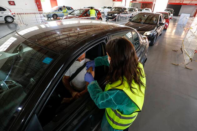 Mass Covid-19 vaccination continues in Granada, Spain. A nurse vaccines a man in a car during the mass covid-19 vaccination campaign with the Astrazenaca and Comirnaty (Pfizer-BioNTech) vaccine on May 05, 2021 in Granada, Spain. Granada Granada Spain camaramartinez-masscovi210505_npbbp  Copyright: xÃlexxCamarax