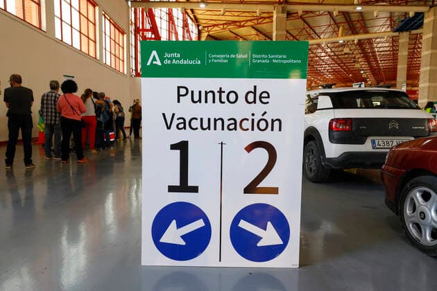 Mass Covid-19 vaccination continues in Granada, Spain. A vaccination point sign and queues of people and cars during the mass covid-19 vaccination campaign with the AstraZeneca and Comirnaty (Pfizer-BioNTech) vaccine on May 05, 2021 in Granada, Spain. Granada Granada Spain camaramartinez-masscovi210505_npBIO  Copyright: xÃlexxCamarax