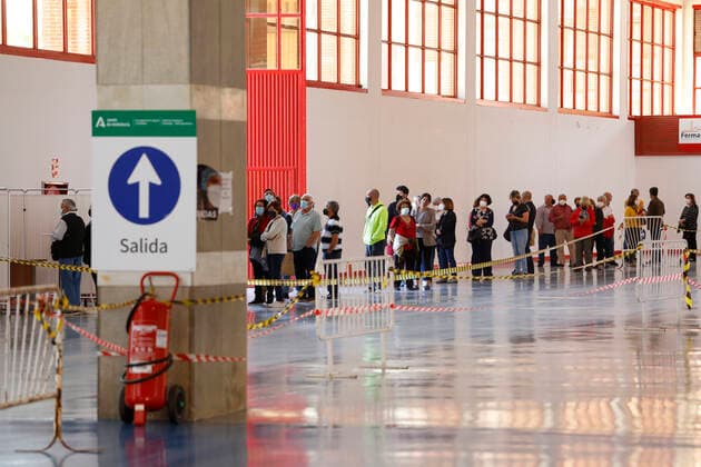 Mass Covid-19 vaccination continues in Granada, Spain. A long queue of people waiting near a vaccination center during the mass covid-19 vaccination campaign with the AstraZeneca and Comirnaty (Pfizer-BioNTech) vaccine on May 05, 2021 in Granada, Spain. Granada Granada Spain camaramartinez-masscovi210505_npFxa  Copyright: xÃlexxCamarax