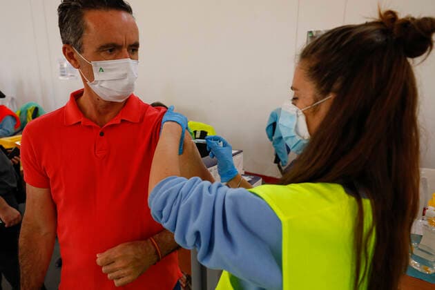 Mass Covid-19 vaccination continues in Granada, Spain. A nurse vaccines a man during the mass covid-19 vaccination campaign with the Astrazenaca and Comirnaty (Pfizer-BioNTech) vaccine on May 05, 2021 in Granada, Spain. Granada Granada Spain camaramartinez-masscovi210505_npUim  Copyright: xÃlexxCamarax