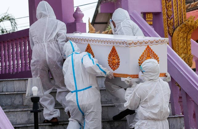 May 5, 2021, Nonthaburi, Thailand: (EDITORS NOTE: Image depicts death).Rescue workers wearing personal protective equipment suites (PPE) carry a coffin of a COVID-19 victim for crematorium during a free cremation funeral service for a COVID-19 victim with monks in attendance of the ceremony at Wat Bang Muang, in Nonthaburi province. .The government on Wednesday reported 15 new Covid-19 deaths, bringing the toll to 318, and 2,112 new cases, raising the total to 74,900. Nonthaburi Thailand - ZUMAs197 20210505_zaa_s197_082 Copyright: xChaiwatxSubprasomx
