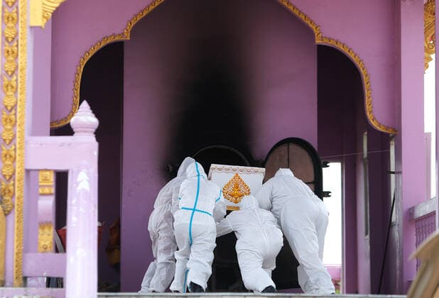 May 5, 2021, Nonthaburi, Thailand: (EDITORS NOTE: Image depicts death).Rescue workers wearing personal protective equipment suites (PPE) carry a coffin of a COVID-19 victim for crematorium during a free cremation funeral service for a COVID-19 victim with monks in attendance of the ceremony at Wat Bang Muang, in Nonthaburi province. .The government on Wednesday reported 15 new Covid-19 deaths, bringing the toll to 318, and 2,112 new cases, raising the total to 74,900. Nonthaburi Thailand - ZUMAs197 20210505_zaa_s197_084 Copyright: xChaiwatxSubprasomx